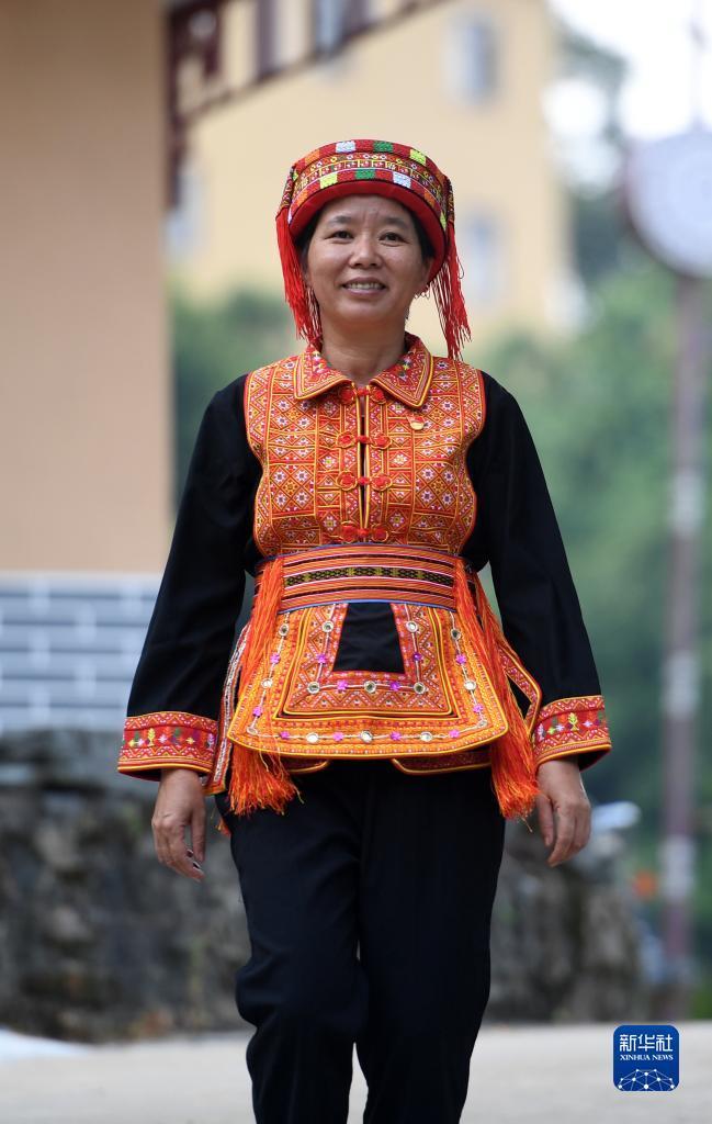 　在廣西蒼梧縣六堡鎮(zhèn)山坪村，祝雪蘭走在村道上（2022年9月22日攝）。新華社記者 陸波岸 攝